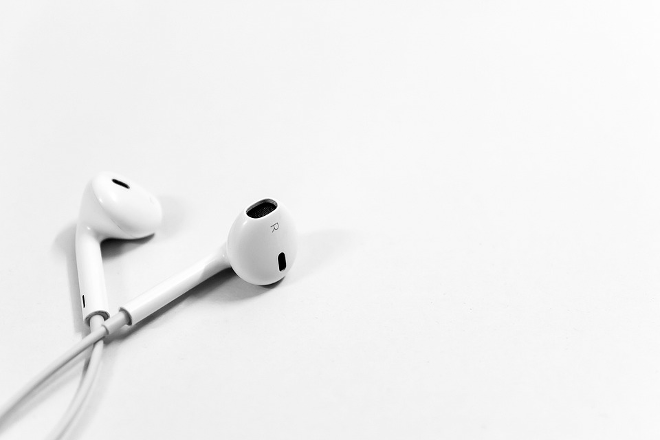 Earbud Showdown: Apple AirPods Pro vs. Samsung Galaxy Buds
